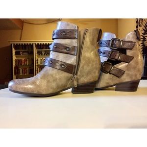 Sonoma women’s ankle booties size 6 - short heel